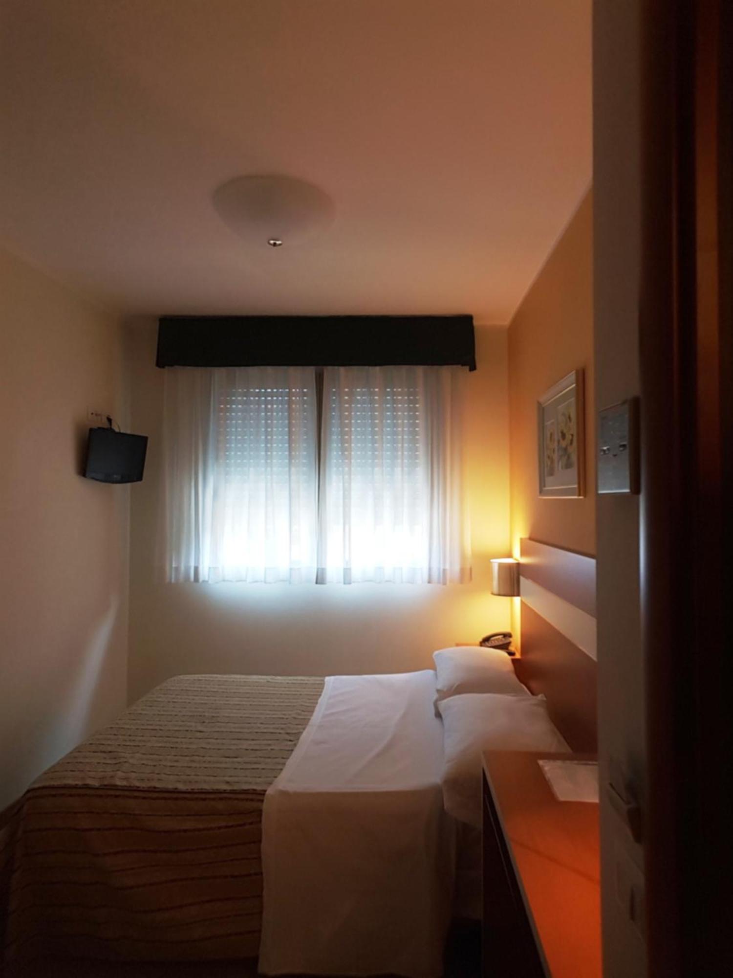 Hotel Gf Cesano Boscone Esterno foto