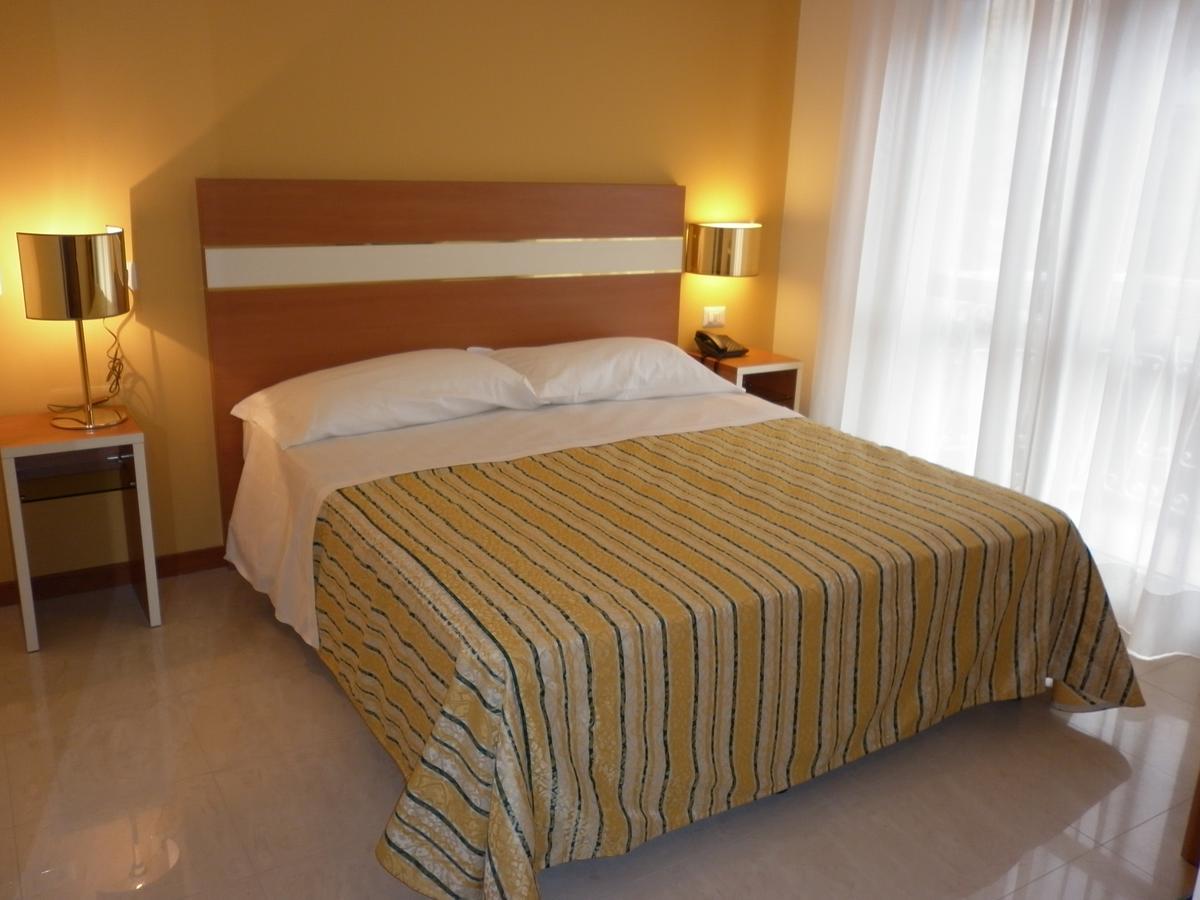 Hotel Gf Cesano Boscone Esterno foto
