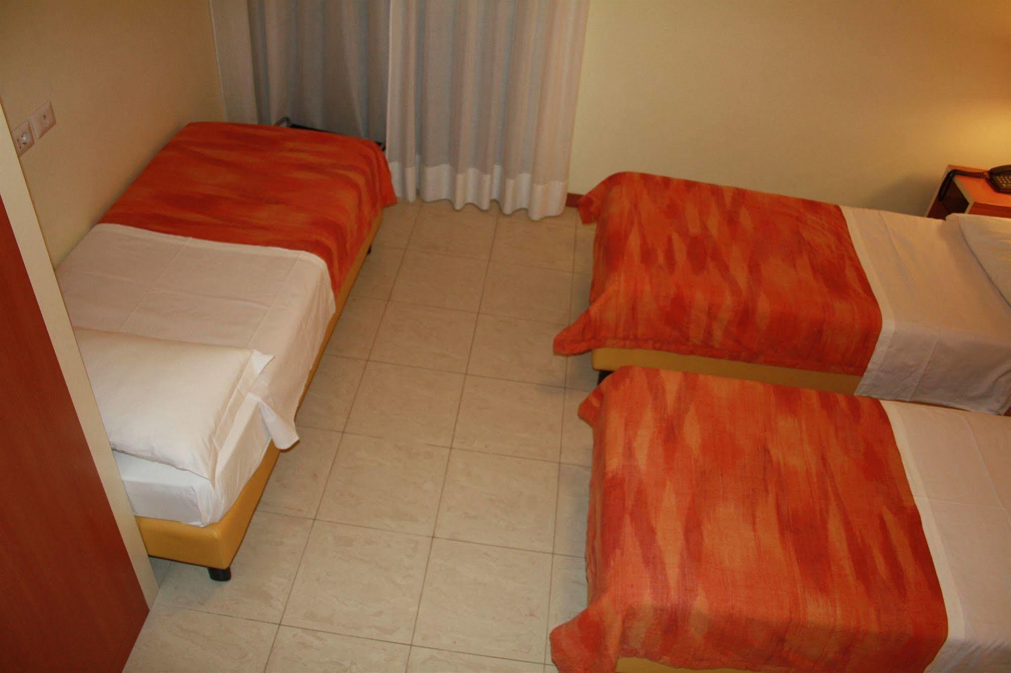 Hotel Gf Cesano Boscone Esterno foto